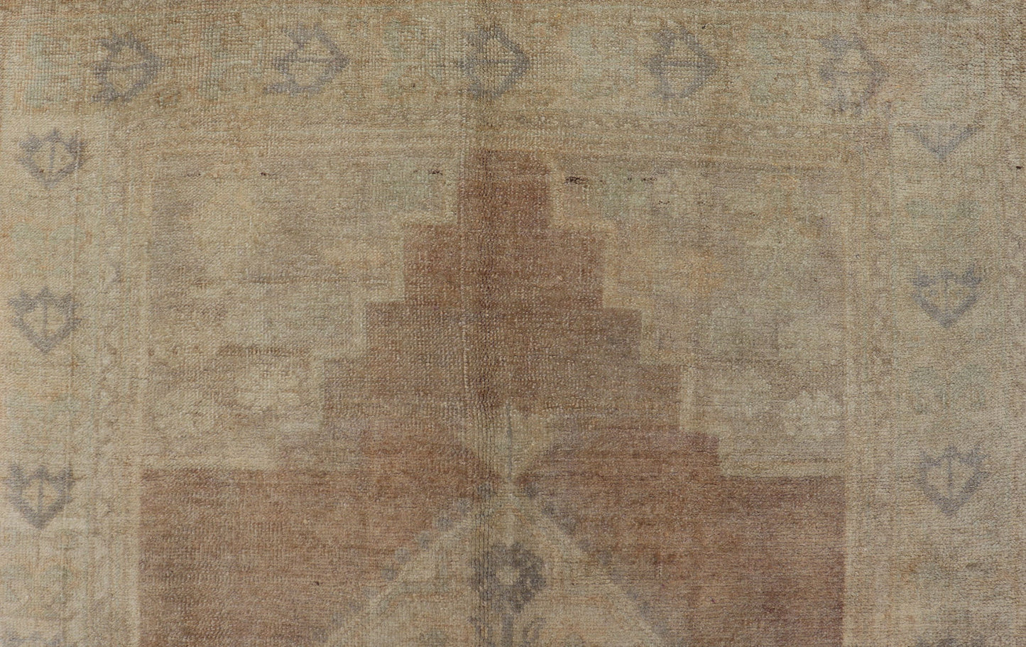 Vintage Oushak Rug rug with Mocha Color and Pale Neutral Tones. Vintage Turkish Oushak with Mocha color, Keivan Woven Arts / rug TU - TRS - 136505, country of origin / type: Turkey / Oushak, circa mid - 20th century. Vintage Oushak Rug rug with... - Keivan Woven ArtsTU - TRS - 136505 - 5078Rug