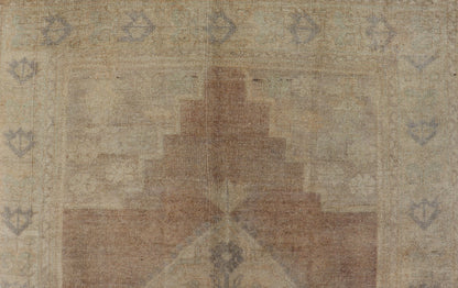 Vintage Oushak Rug rug with Mocha Color and Pale Neutral Tones. Vintage Turkish Oushak with Mocha color, Keivan Woven Arts / rug TU - TRS - 136505, country of origin / type: Turkey / Oushak, circa mid - 20th century. Vintage Oushak Rug rug with... - Keivan Woven ArtsTU - TRS - 136505 - 5078Rug