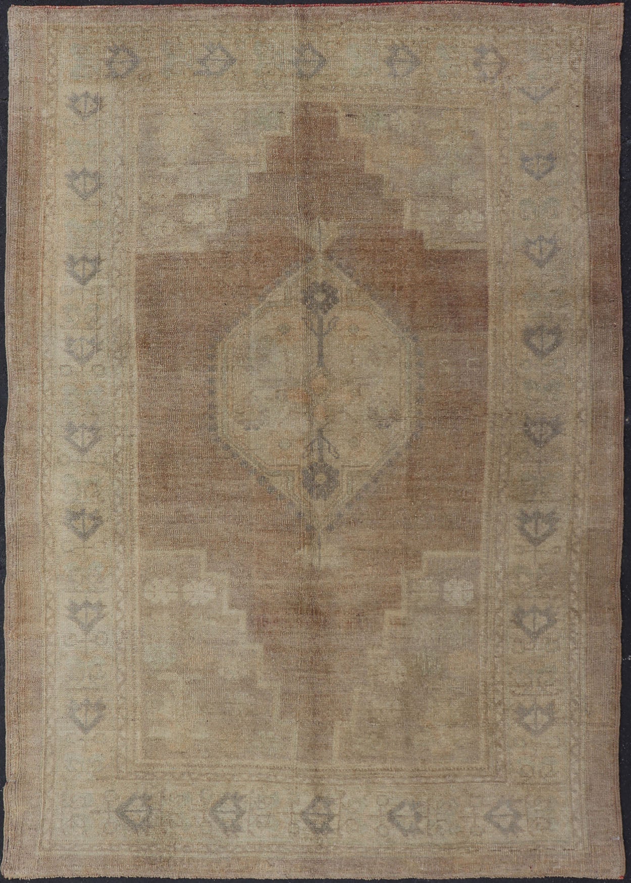 Vintage Oushak Rug rug with Mocha Color and Pale Neutral Tones. Vintage Turkish Oushak with Mocha color, Keivan Woven Arts / rug TU - TRS - 136505, country of origin / type: Turkey / Oushak, circa mid - 20th century. Vintage Oushak Rug rug with... - Keivan Woven ArtsTU - TRS - 136505 - 5078Rug