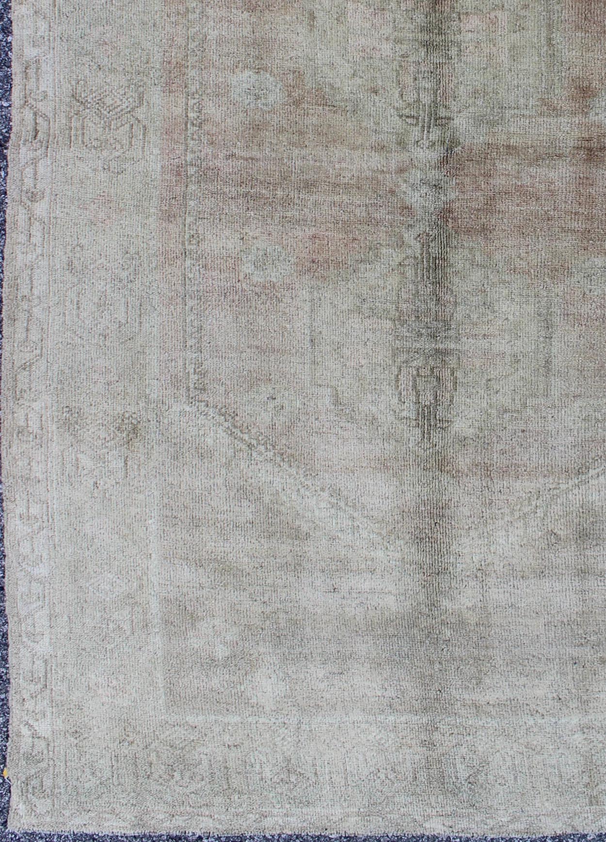 Faded Vintage Turkish Oushak rug with Central Medallion in gray and berry, rug tu - trs - 136508, country of origin / type: Turkey / Oushak, circa 1940 This sublime and enchanting vintage rug, a gorgeous Oushak rug made in Turkey during the mid - 20th... - Keivan Woven ArtsTU - TRS - 136508 - 5088Rug
