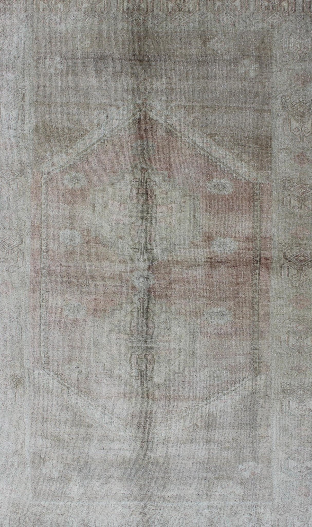 Faded Vintage Turkish Oushak rug with Central Medallion in gray and berry, rug tu - trs - 136508, country of origin / type: Turkey / Oushak, circa 1940 This sublime and enchanting vintage rug, a gorgeous Oushak rug made in Turkey during the mid - 20th... - Keivan Woven ArtsTU - TRS - 136508 - 5088Rug