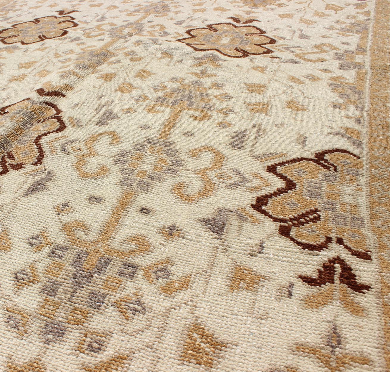 All - over vertical floral design vintage Turkish Oushak rug in cream, tan, gray, rug tu - TRS - 136509, country of origin type: Turkey Oushak, circa 1940. This Oushak carpet (circa mid - 20th century) features an all - over pattern of interconnected, ver... - Keivan Woven ArtsTU - TRS - 136509 - 5092Rug