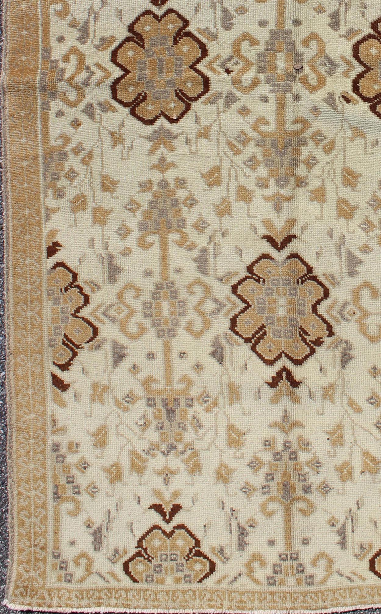All - over vertical floral design vintage Turkish Oushak rug in cream, tan, gray, rug tu - TRS - 136509, country of origin type: Turkey Oushak, circa 1940. This Oushak carpet (circa mid - 20th century) features an all - over pattern of interconnected, ver... - Keivan Woven ArtsTU - TRS - 136509 - 5092Rug