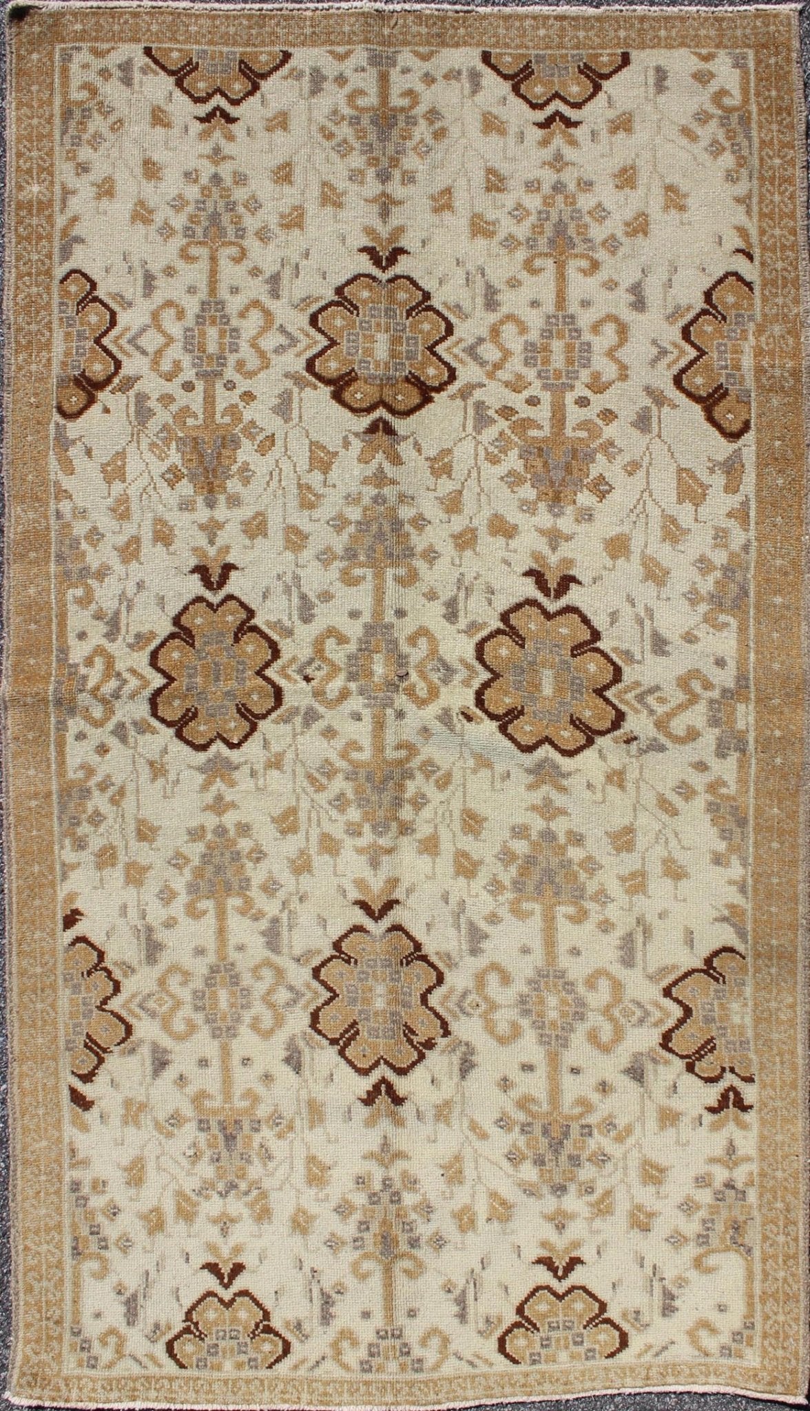 All - over vertical floral design vintage Turkish Oushak rug in cream, tan, gray, rug tu - TRS - 136509, country of origin type: Turkey Oushak, circa 1940. This Oushak carpet (circa mid - 20th century) features an all - over pattern of interconnected, ver... - Keivan Woven ArtsTU - TRS - 136509 - 5092Rug