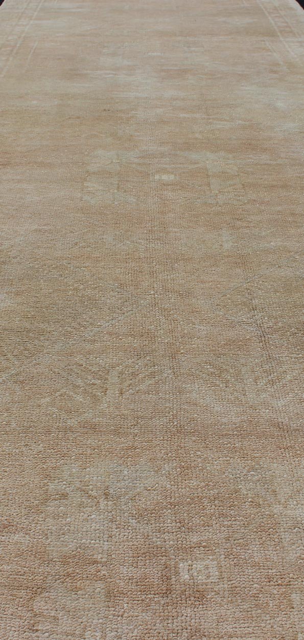 Vintage Hand Knotted Oushak Runner With Subdued Design and Neutral Color Palette Multi - medallion vintage runner with Medallion design, Keivan Woven Arts / rug tu - TRS - 165971, country of origin / type: Turkey / Oushak, circa 1940 This subdu... - Keivan Woven ArtsTU - TRS - 165971 - 11415Rug