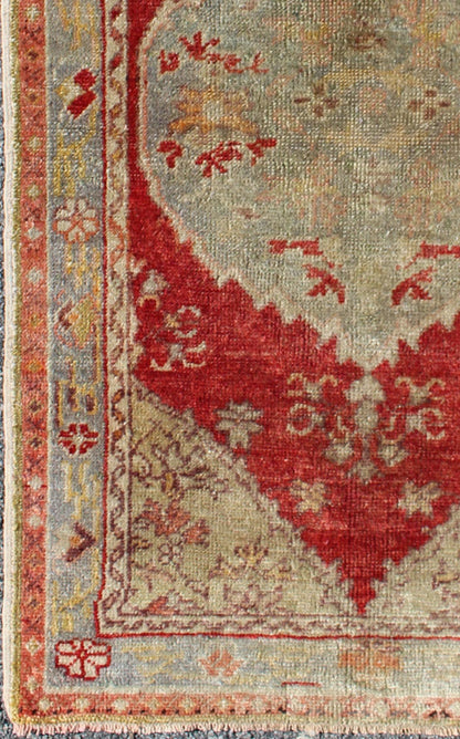 Floral Mid - Century Vintage Turkish Oushak Rug with Medallion in Red and Gray Measures: 2'7'' x 4'6''. This vintage Turkish Oushak rug (circa mid - 20th century) features a unique blend of colors and an intricately beautiful design. The central ... - Keivan Woven ArtsTU - TRS - 4637 - 7747Rug