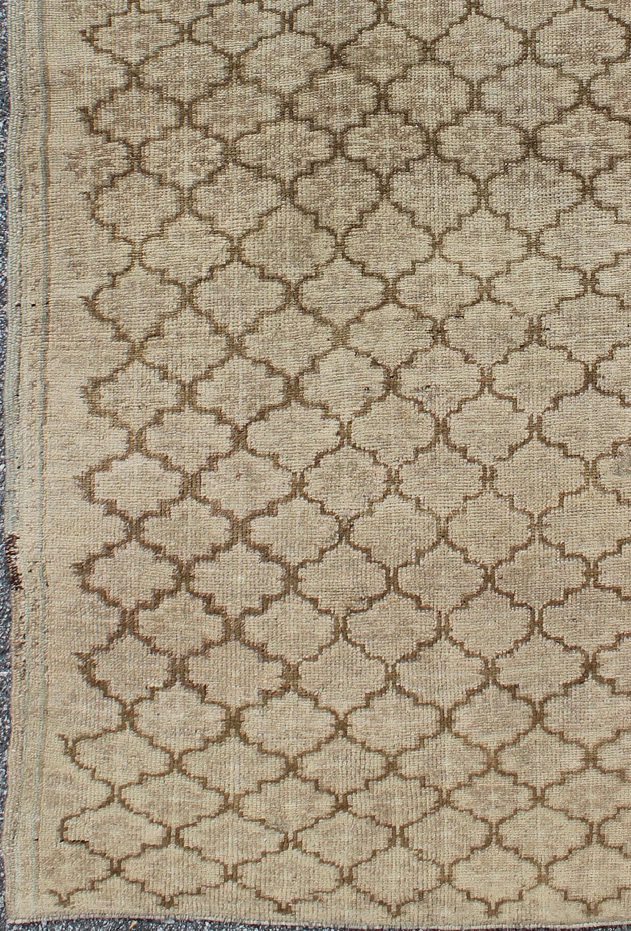 Muted Oushak with All - Over Tribal Design in Light Tones of Taupe and Browns Vintage Turkish Oushak with geometric motifs, Keivan Woven Arts / rug TU - TRS - 95018, country of origin / type: Turkey / Oushak, circa 1940 This magnificent Oushak ... - Keivan Woven ArtsTU - TRS - 95018 - 3870Rug