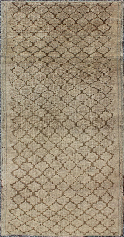Muted Oushak with All - Over Tribal Design in Light Tones of Taupe and Browns Vintage Turkish Oushak with geometric motifs, Keivan Woven Arts / rug TU - TRS - 95018, country of origin / type: Turkey / Oushak, circa 1940 This magnificent Oushak ... - Keivan Woven ArtsTU - TRS - 95018 - 3870Rug
