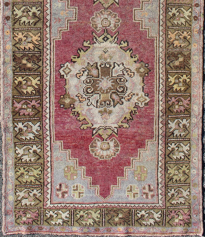 Berry tri - medallion vintage Turkey Oushak runner with gray, camel, blush accents, rug tu - trs - 95153, country of origin / type: Turkey / Oushak, circa 1940 This vintage Turkish Oushak runner (circa mid - 20th century) features a central tri - medallio... - Keivan Woven ArtsTU - TRS - 95153 - 5345Rug