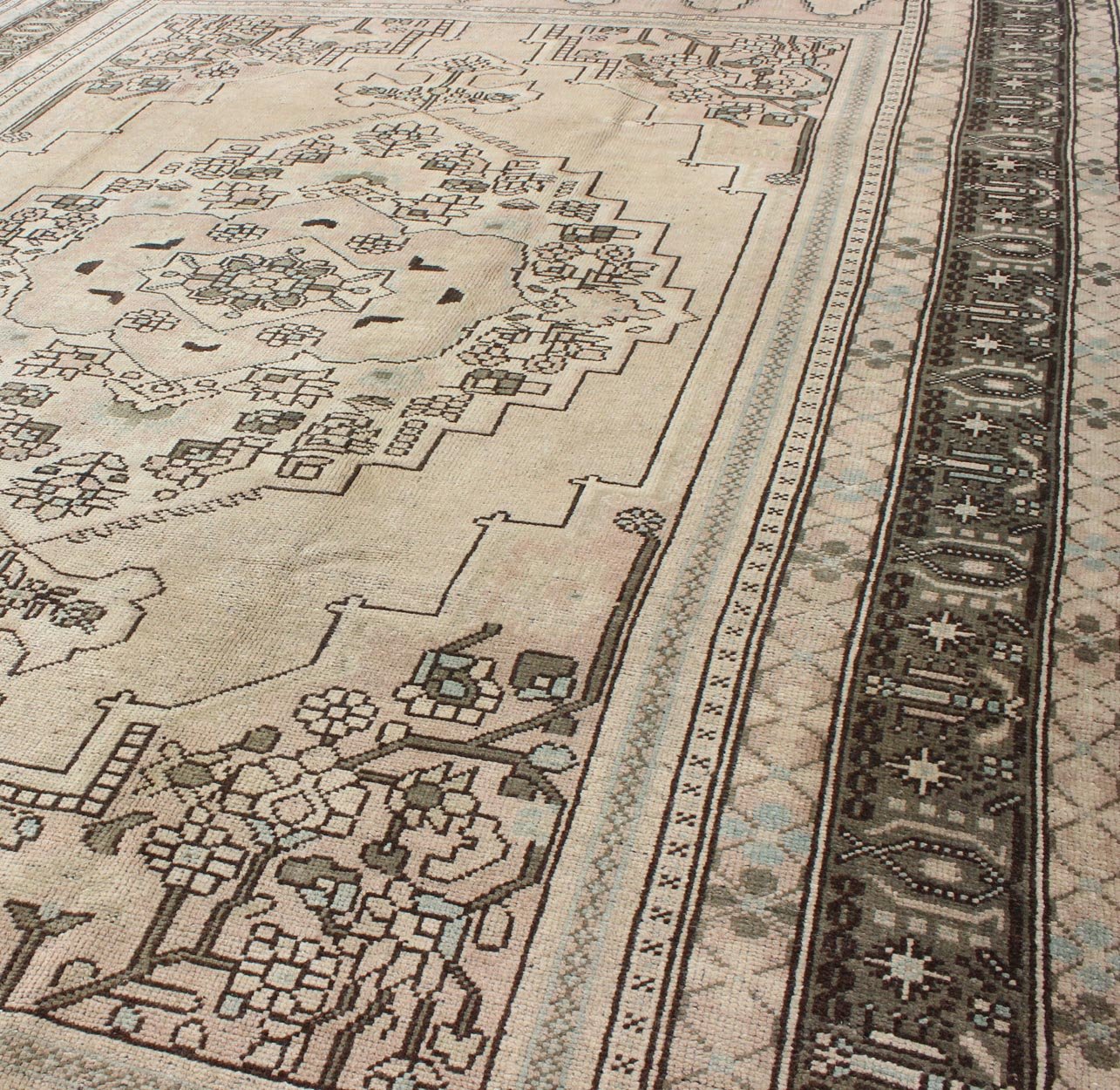 Vintage Turkish Oushak Rug with Center Medallion Design in Earthy Colors This striking vintage Turkish Oushak rug bears a neutral beige colored body that is highlighted by a dazzling design drawn in darker neutral earth tones. A large - scale med... - Keivan Woven ArtsTU - UGU - 136012 - 4680Rug