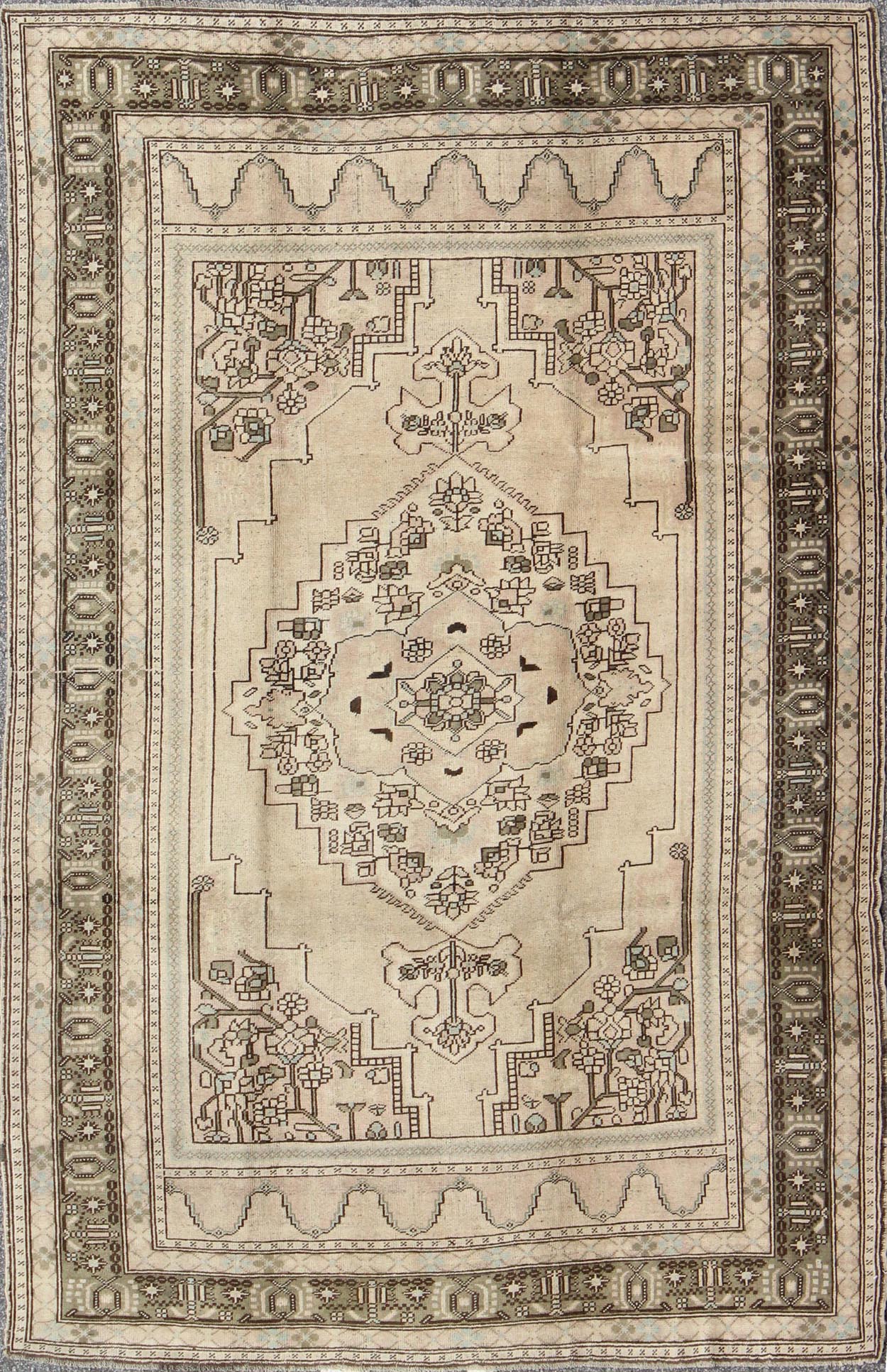 Vintage Turkish Oushak Rug with Center Medallion Design in Earthy Colors This striking vintage Turkish Oushak rug bears a neutral beige colored body that is highlighted by a dazzling design drawn in darker neutral earth tones. A large - scale med... - Keivan Woven ArtsTU - UGU - 136012 - 4680Rug