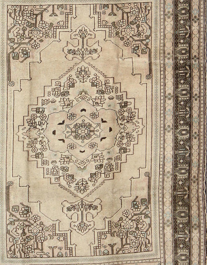 Vintage Turkish Oushak Rug with Center Medallion Design in Earthy Colors This striking vintage Turkish Oushak rug bears a neutral beige colored body that is highlighted by a dazzling design drawn in darker neutral earth tones. A large - scale med... - Keivan Woven ArtsTU - UGU - 136012 - 4680Rug