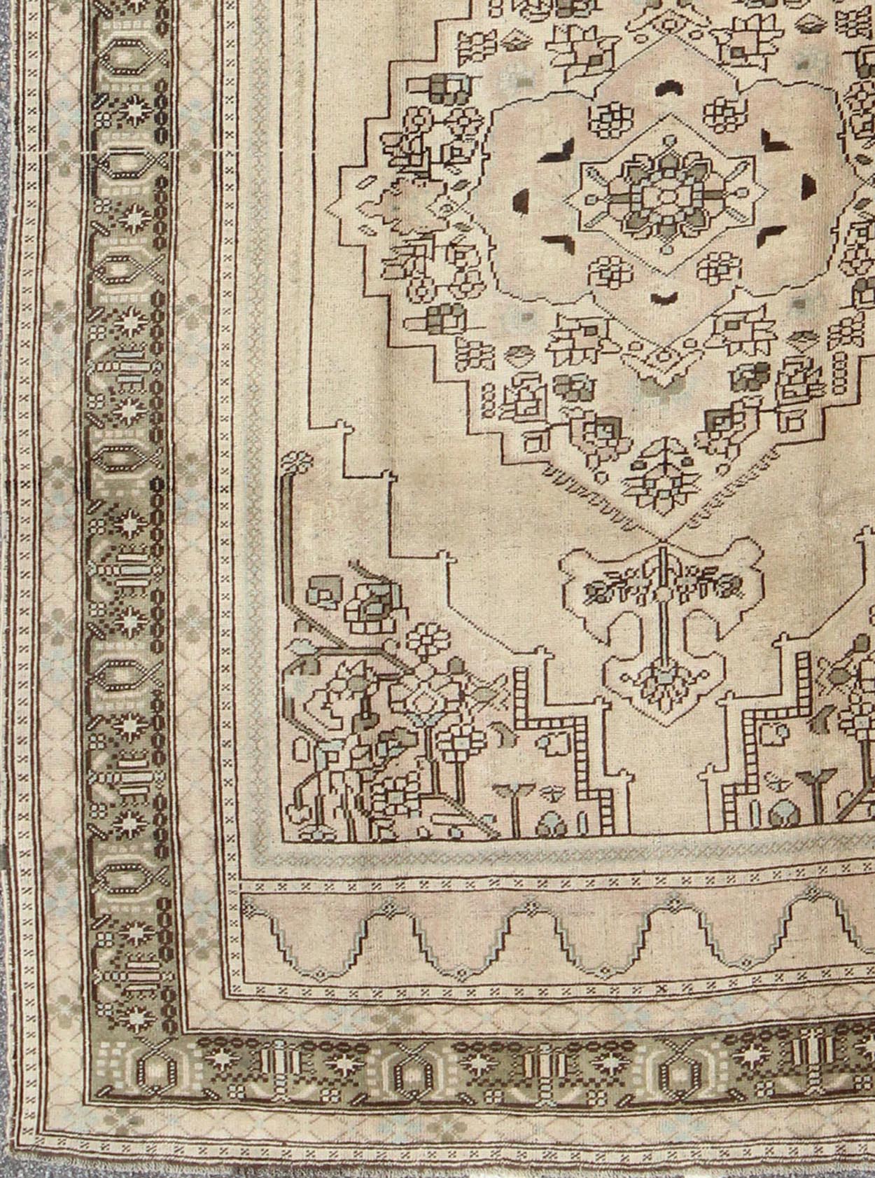 Vintage Turkish Oushak Rug with Center Medallion Design in Earthy Colors This striking vintage Turkish Oushak rug bears a neutral beige colored body that is highlighted by a dazzling design drawn in darker neutral earth tones. A large - scale med... - Keivan Woven ArtsTU - UGU - 136012 - 4680Rug