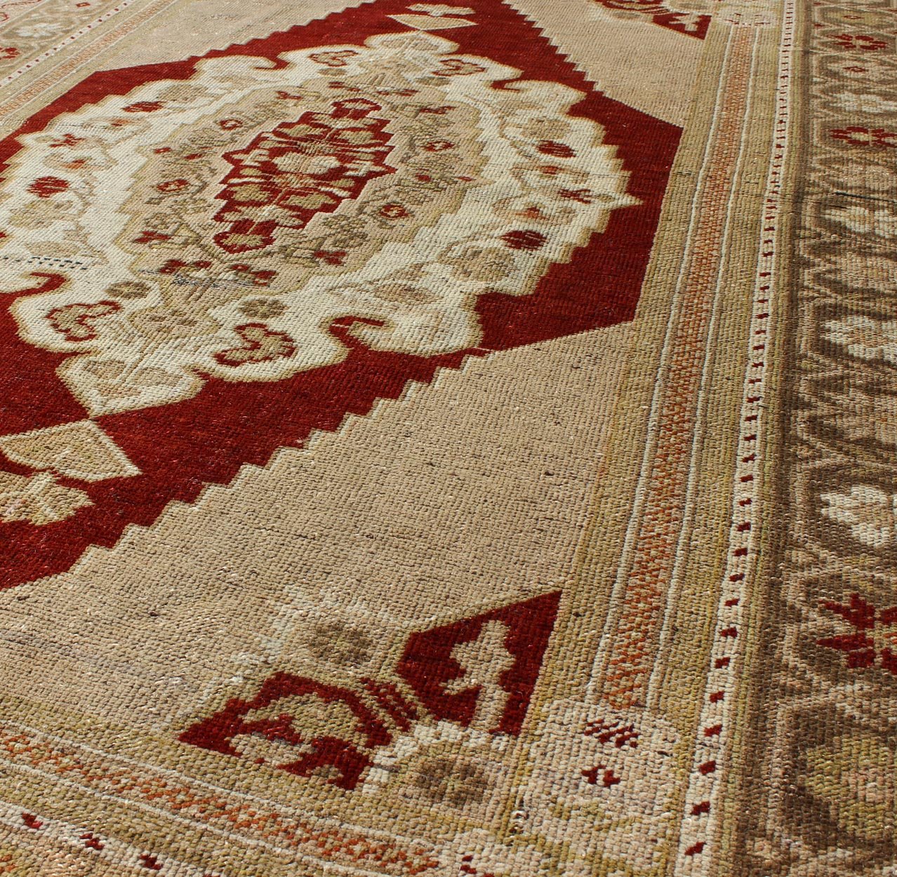 Vintage Turkish Layered Medallion Oushak Rug in Dark Red and Neutrals Measures: 4'10 x 7'4 This vintage, midcentury Turkish Oushak rug features an intricately beautiful design with a traditional aesthetic. The central medallion is surro... - Keivan Woven ArtsTU - UGU - 21 - 2830Rug