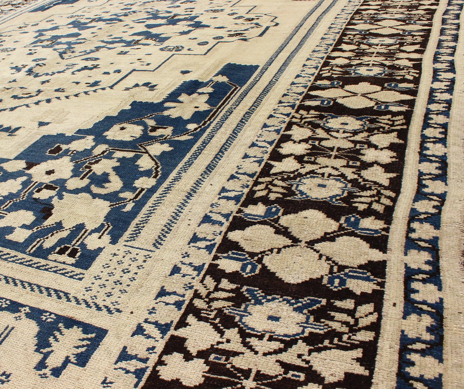 Vintage Turkish Floral Medallion Oushak Rug in Royal Blue and Beige Tones; Measures 7'11 x 10'11 This vintage Oushak features classic Oushak medallion designs, with more contemporary colors. The antique - white field displays a large centra... - Keivan Woven ArtsTU - UGU - 25 - 3132Rug