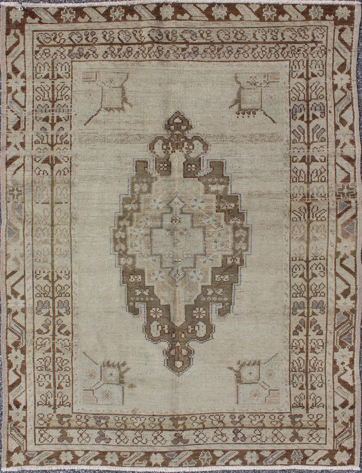 Brown and Taupe Colored Vintage Turkish Oushak Rug with Medallion Design. Stylized Floral Medallion design vintage Oushak rug from Turkey, rug tu - ugu - 35, country of origin / type: Turkey / Oushak, circa 1940 Brown and taupe colored vintage Turki... - Keivan Woven ArtsTU - UGU - 35 - 3110Rug