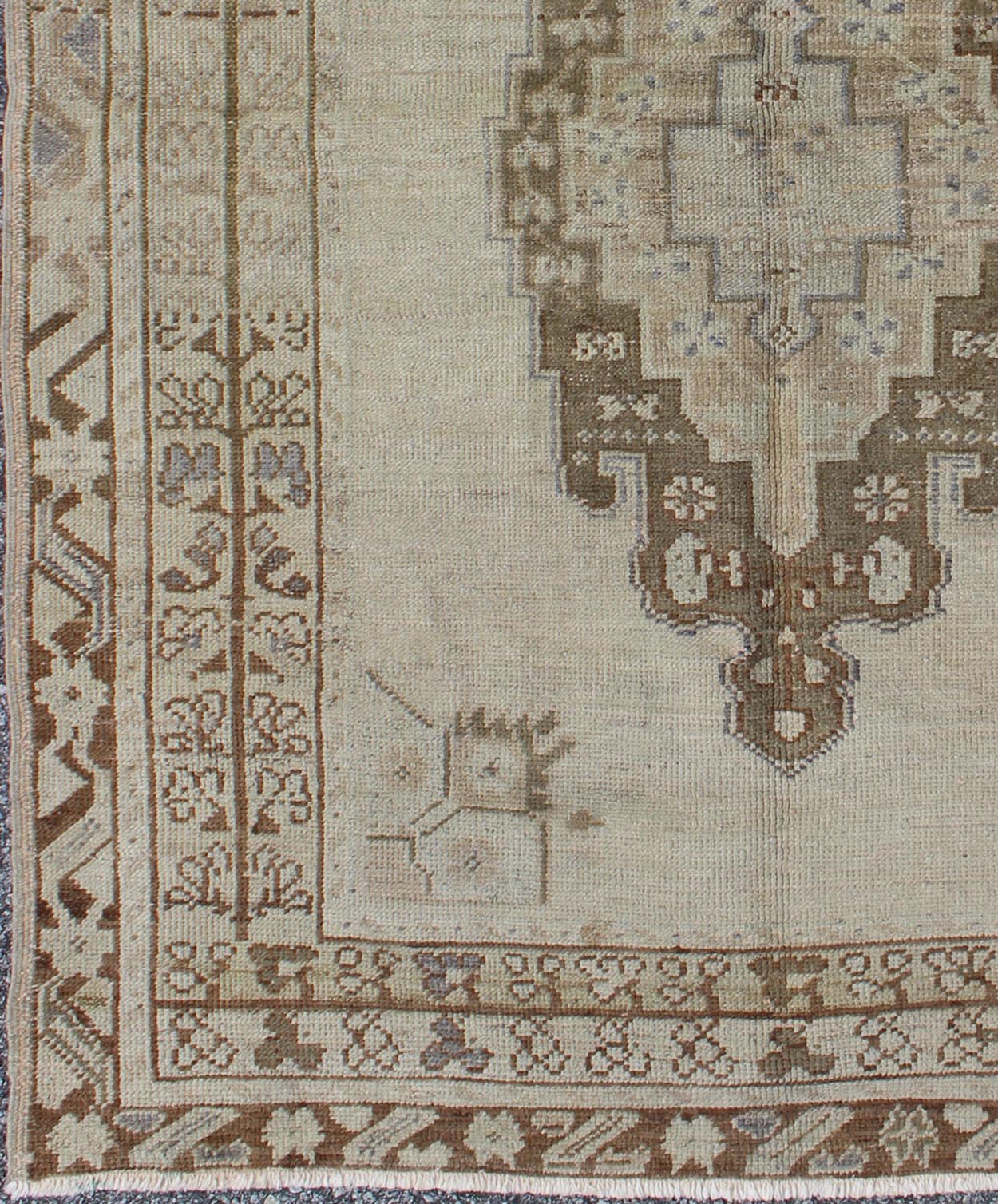 Brown and Taupe Colored Vintage Turkish Oushak Rug with Medallion Design. Stylized Floral Medallion design vintage Oushak rug from Turkey, rug tu - ugu - 35, country of origin / type: Turkey / Oushak, circa 1940 Brown and taupe colored vintage Turki... - Keivan Woven ArtsTU - UGU - 35 - 3110Rug