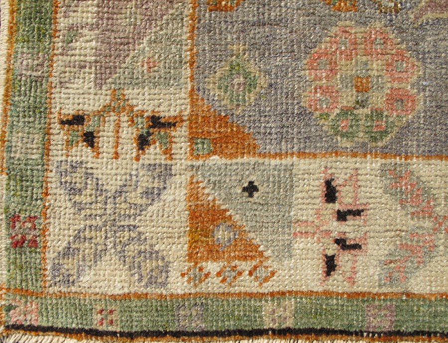 Colorful Vintage Turkish Oushak Rug With Medallion Design in Red and Green. Green and red tribal medallion design Oushak vintage rug from Turkey, Keivan Woven Arts / rug TU - UGU - 49, country of origin / type: Turkey / Oushak, circa 1930. This m... - Keivan Woven ArtsTU - UGU - 49 - 3120Rug