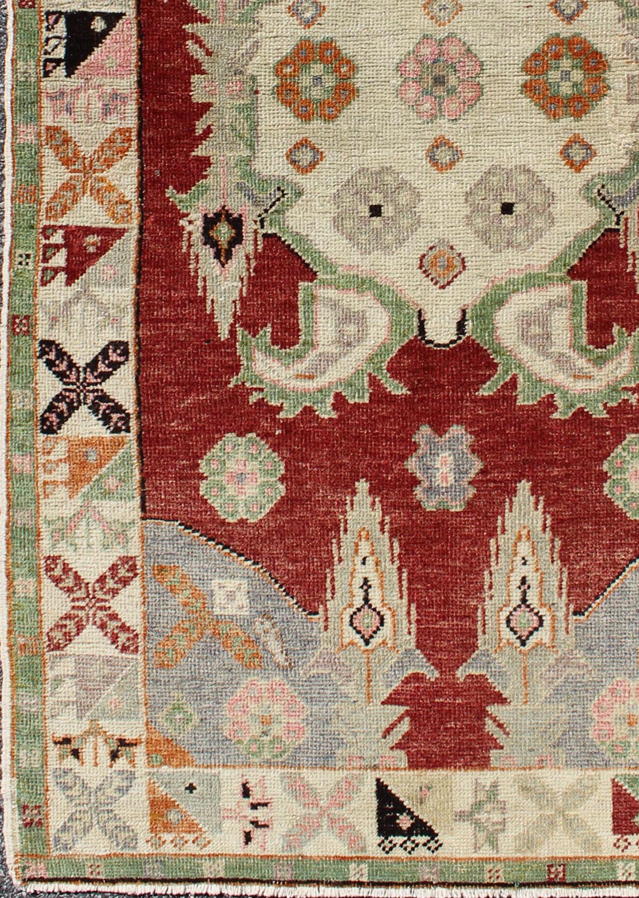 Colorful Vintage Turkish Oushak Rug With Medallion Design in Red and Green. Green and red tribal medallion design Oushak vintage rug from Turkey, Keivan Woven Arts / rug TU - UGU - 49, country of origin / type: Turkey / Oushak, circa 1930. This m... - Keivan Woven ArtsTU - UGU - 49 - 3120Rug