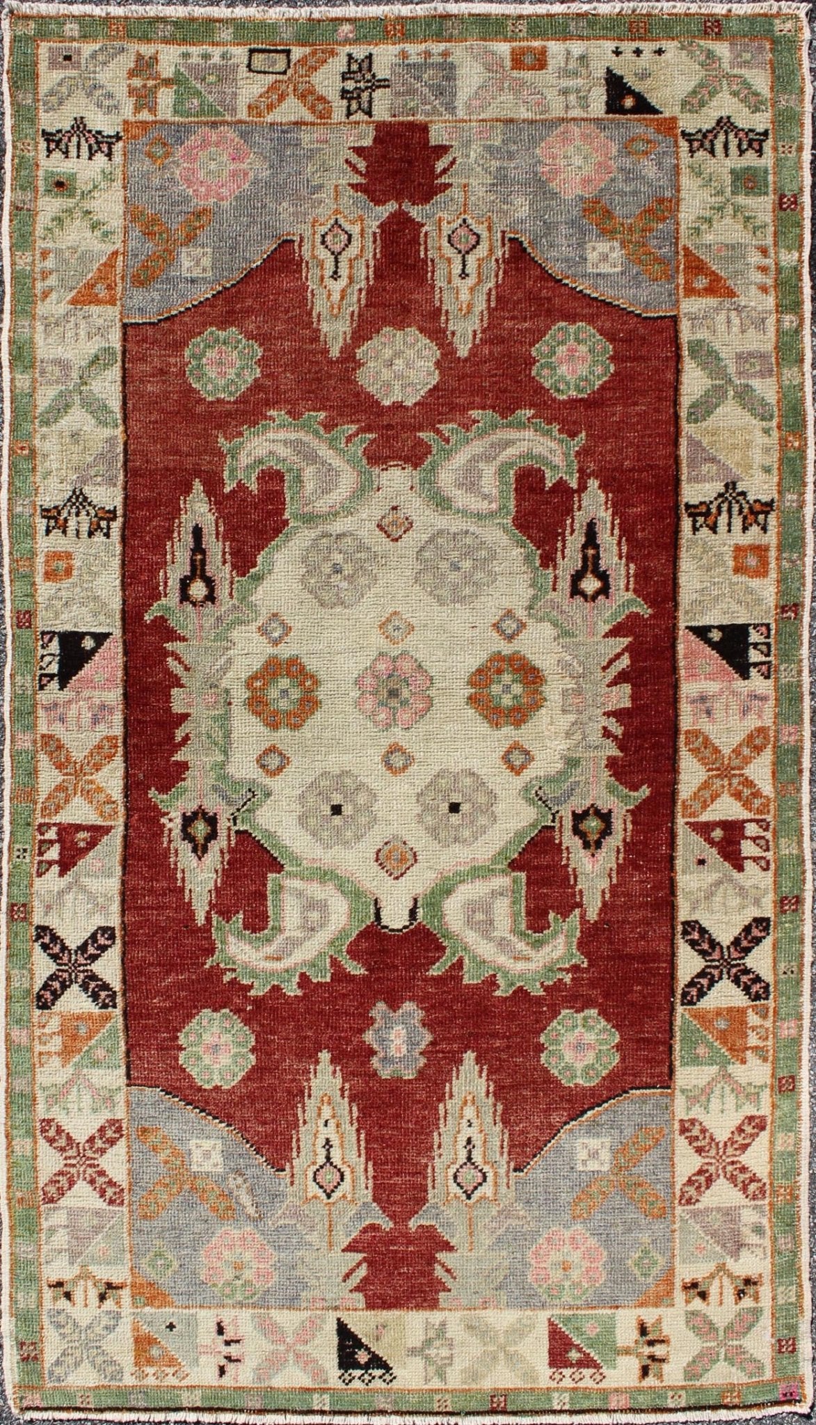 Colorful Vintage Turkish Oushak Rug With Medallion Design in Red and Green. Green and red tribal medallion design Oushak vintage rug from Turkey, Keivan Woven Arts / rug TU - UGU - 49, country of origin / type: Turkey / Oushak, circa 1930. This m... - Keivan Woven ArtsTU - UGU - 49 - 3120Rug