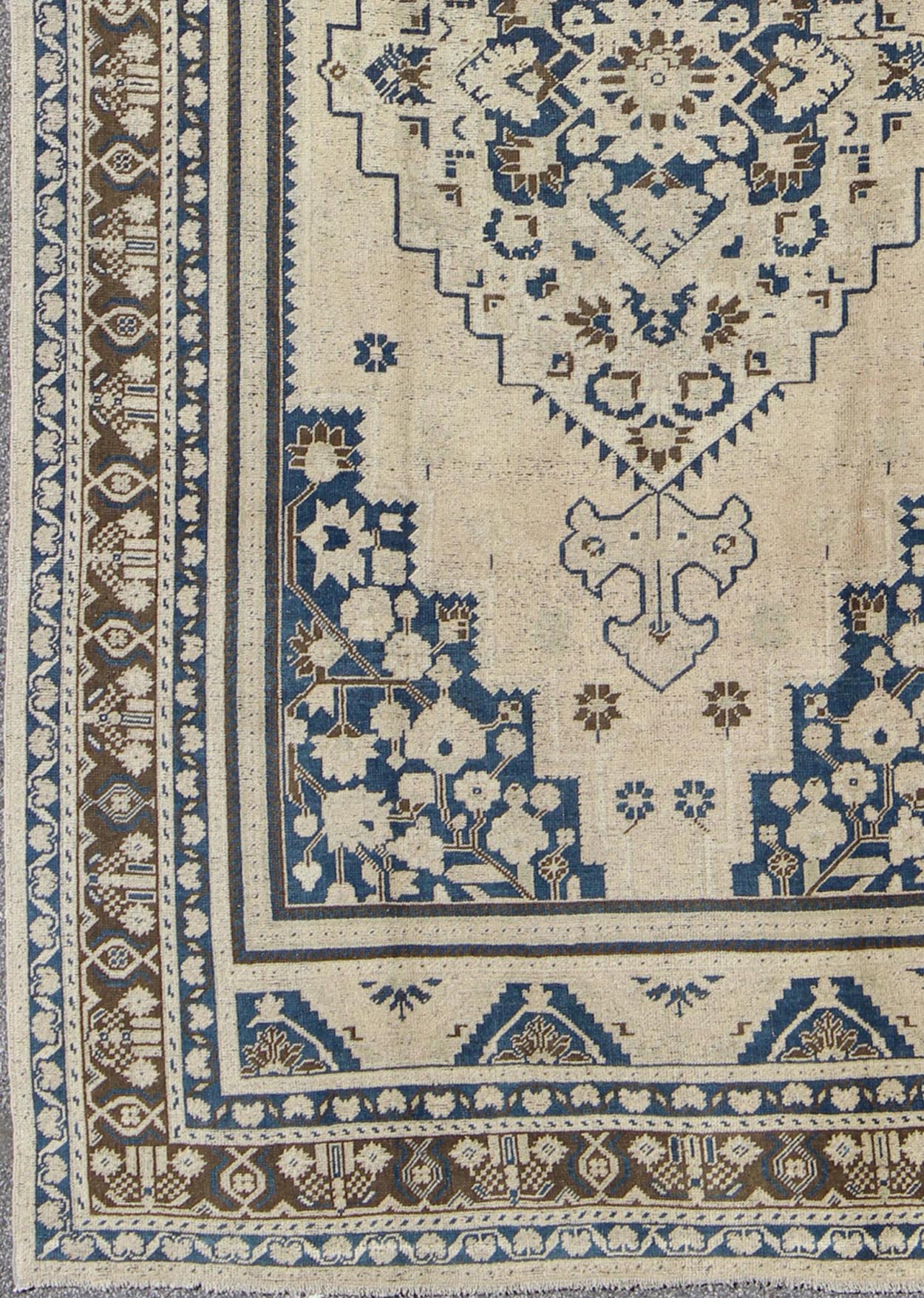 Vintage Turkish Oushak Rug with Medium Blue, Brown and Cream Colors. Vintage Turkish Oushak rug, Rug TU - UGU - 54, country of origin / type: Turkey / Oushak, circa mid - 20th century. This exquisite vintage Turkish Oushak features a star medal... - Keivan Woven ArtsTU - UGU - 54 - 2848Rug