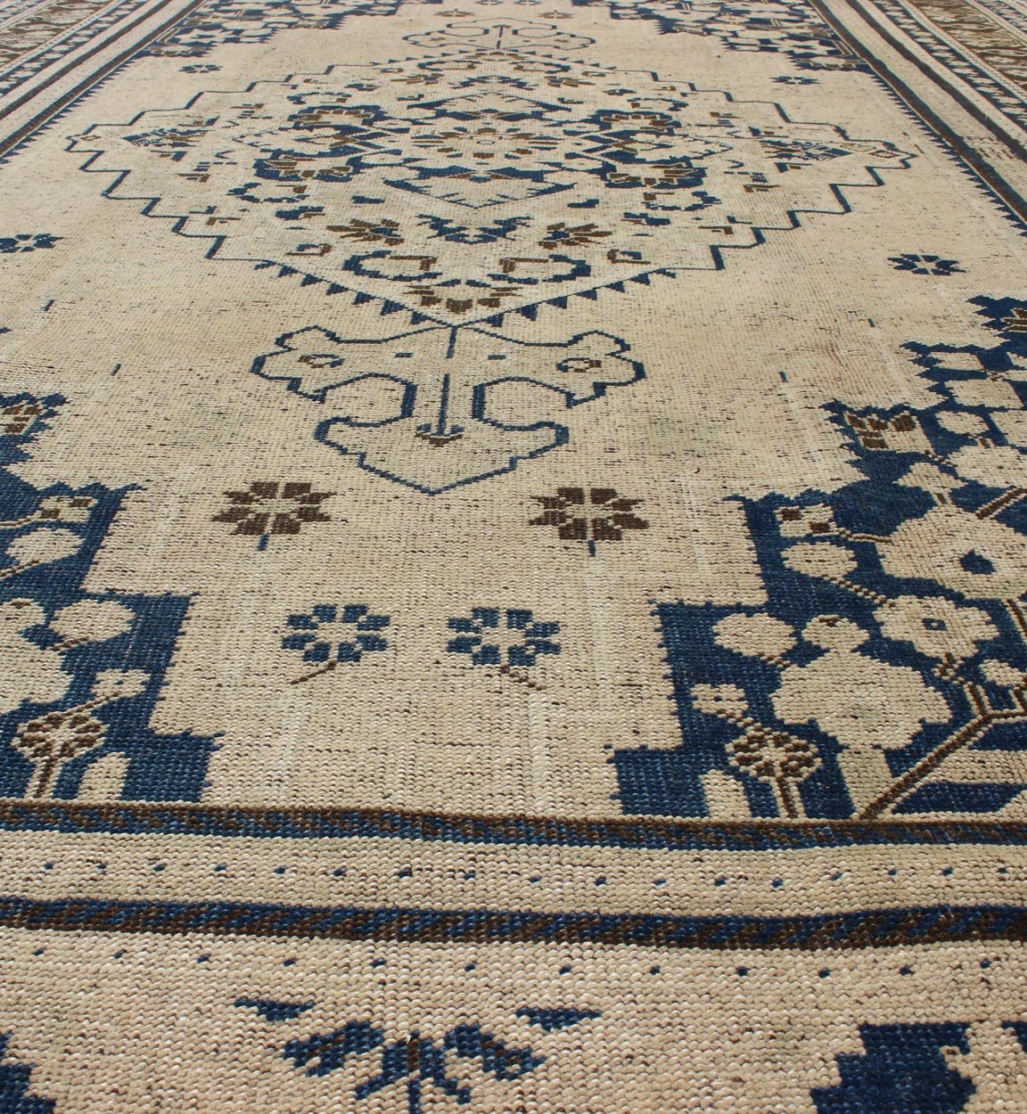 Vintage Turkish Oushak Rug with Medium Blue, Brown and Cream Colors. Vintage Turkish Oushak rug, Rug TU - UGU - 54, country of origin / type: Turkey / Oushak, circa mid - 20th century. This exquisite vintage Turkish Oushak features a star medal... - Keivan Woven ArtsTU - UGU - 54 - 2848Rug