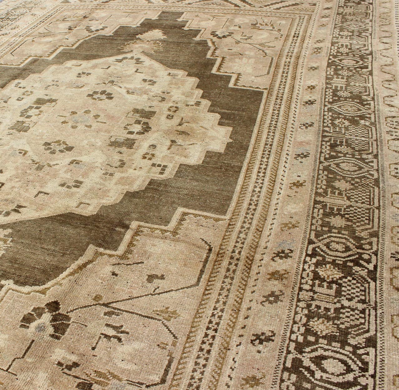 Earth Tone Vintage Turkish Oushak Rug with Tribal Geometric Designs kwarugs Medallion geometric tribal design Oushak rug vintage from Turkey, rug tu - ugu - 95066, country of origin / type: Turkey / Oushak, circa 1940 This striking Turkish Ou... - Keivan Woven ArtsTU - UGU - 95066 - 3874Rug
