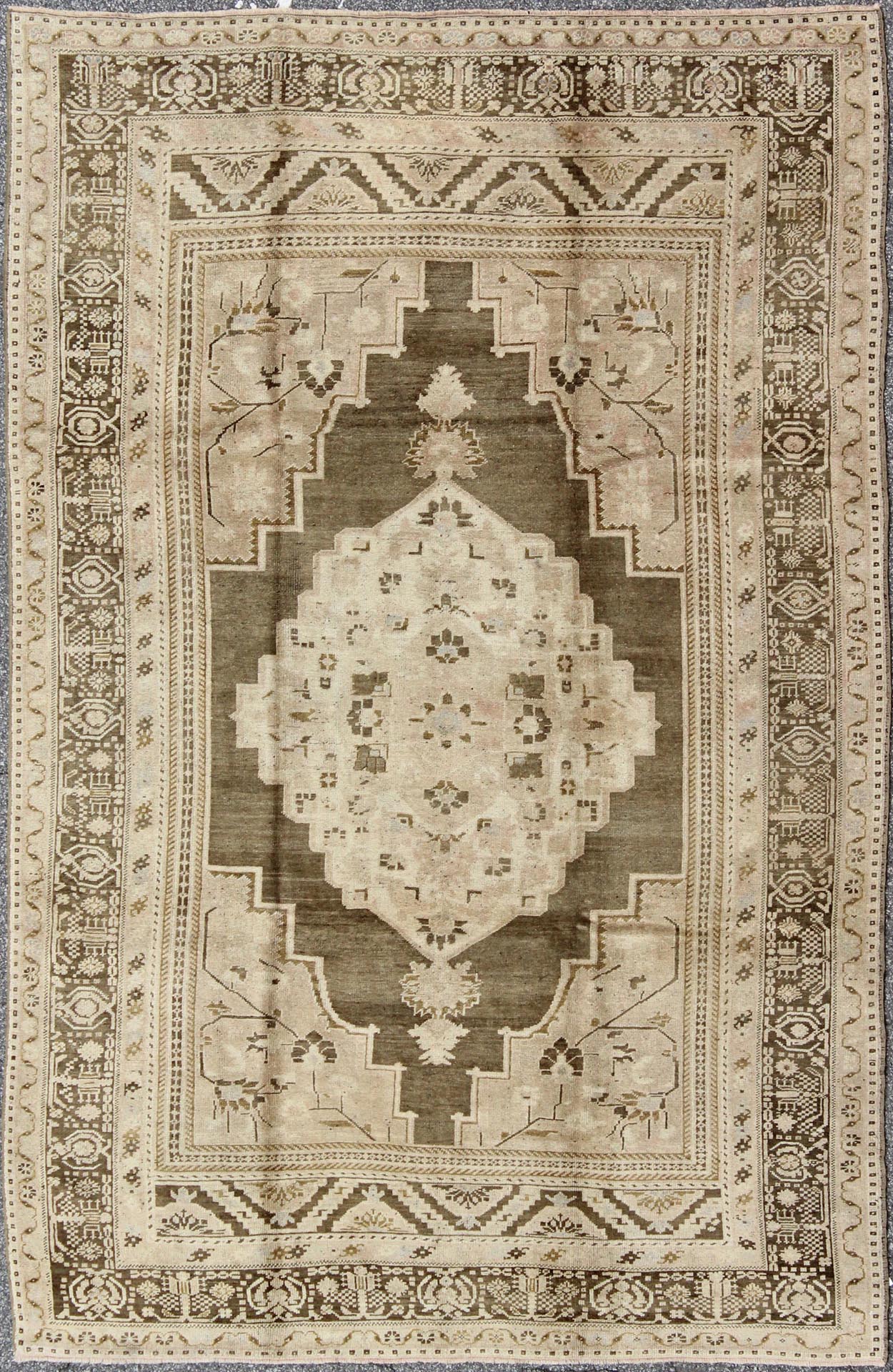 Earth Tone Vintage Turkish Oushak Rug with Tribal Geometric Designs kwarugs Medallion geometric tribal design Oushak rug vintage from Turkey, rug tu - ugu - 95066, country of origin / type: Turkey / Oushak, circa 1940 This striking Turkish Ou... - Keivan Woven ArtsTU - UGU - 95066 - 3874Rug