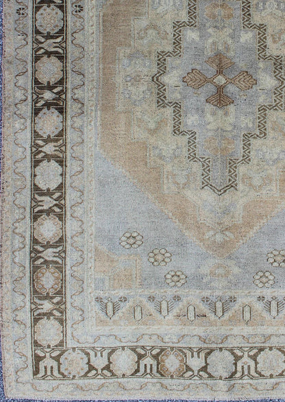Periwinkle blue and tan vintage Turkish Oushak rug with layered medallion, Keivan Woven Arts / rug tu - ugu - 95167, country of origin / type: Turkey / Oushak, circa 1940s Periwinkle Blue and Tan Vintage hand Knotted Turkish Oushak Rug With Layered ... - Keivan Woven ArtsTU - UGU - 95167 - 4656Rug