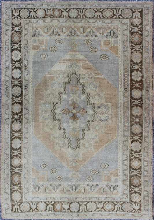 Periwinkle blue and tan vintage Turkish Oushak rug with layered medallion, Keivan Woven Arts / rug tu - ugu - 95167, country of origin / type: Turkey / Oushak, circa 1940s Periwinkle Blue and Tan Vintage hand Knotted Turkish Oushak Rug With Layered ... - Keivan Woven ArtsTU - UGU - 95167 - 4656