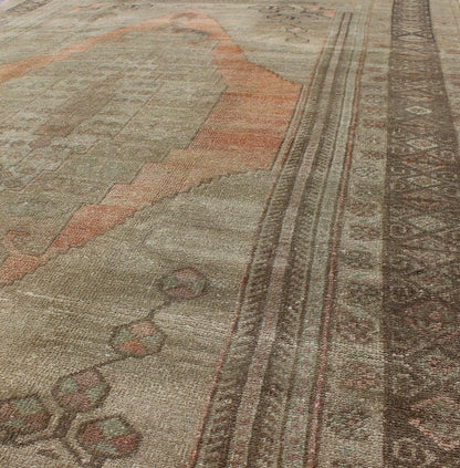 1940s Taupe Vintage Oushak Rug from Turkey with Light Salmon / Coral Medallion 1940s taupe vintage Oushak rug from Turkey with light salmon / coral medallion, rug tu - vey - 129441, country of origin / type: Turkey / Oushak, circa 1940 This ... - Keivan Woven ArtsTU - VEY - 129441 - 3610Rug