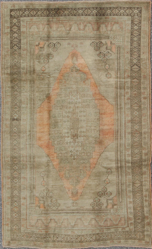 1940s Taupe Vintage Oushak Rug from Turkey with Light Salmon / Coral Medallion 1940s taupe vintage Oushak rug from Turkey with light salmon / coral medallion, rug tu - vey - 129441, country of origin / type: Turkey / Oushak, circa 1940 This ... - Keivan Woven ArtsTU - VEY - 129441 - 3610Rug