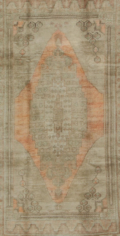 1940s Taupe Vintage Oushak Rug from Turkey with Light Salmon / Coral Medallion 1940s taupe vintage Oushak rug from Turkey with light salmon / coral medallion, rug tu - vey - 129441, country of origin / type: Turkey / Oushak, circa 1940 This ... - Keivan Woven ArtsTU - VEY - 129441 - 3610Rug