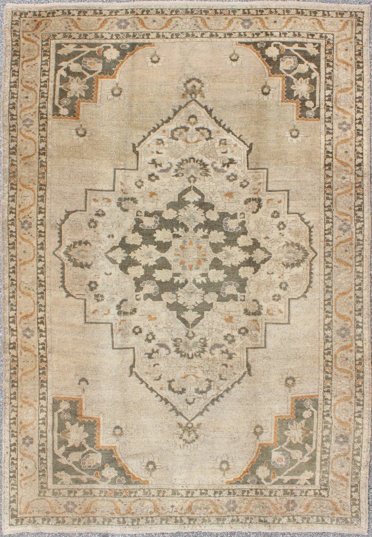 Vintage Turkish Oushak Rug with Floral Medallion Design in Light Tones, in neutrals, light orange and gray green. Keivan Woven Arts/ rug TU - VEY - 136071, country of origin / type: Turkey / Oushak, circa 1940 Measures: 5'5 x 8'6 This strikin... - Keivan Woven ArtsTU - VEY - 136071 - 5116Rug