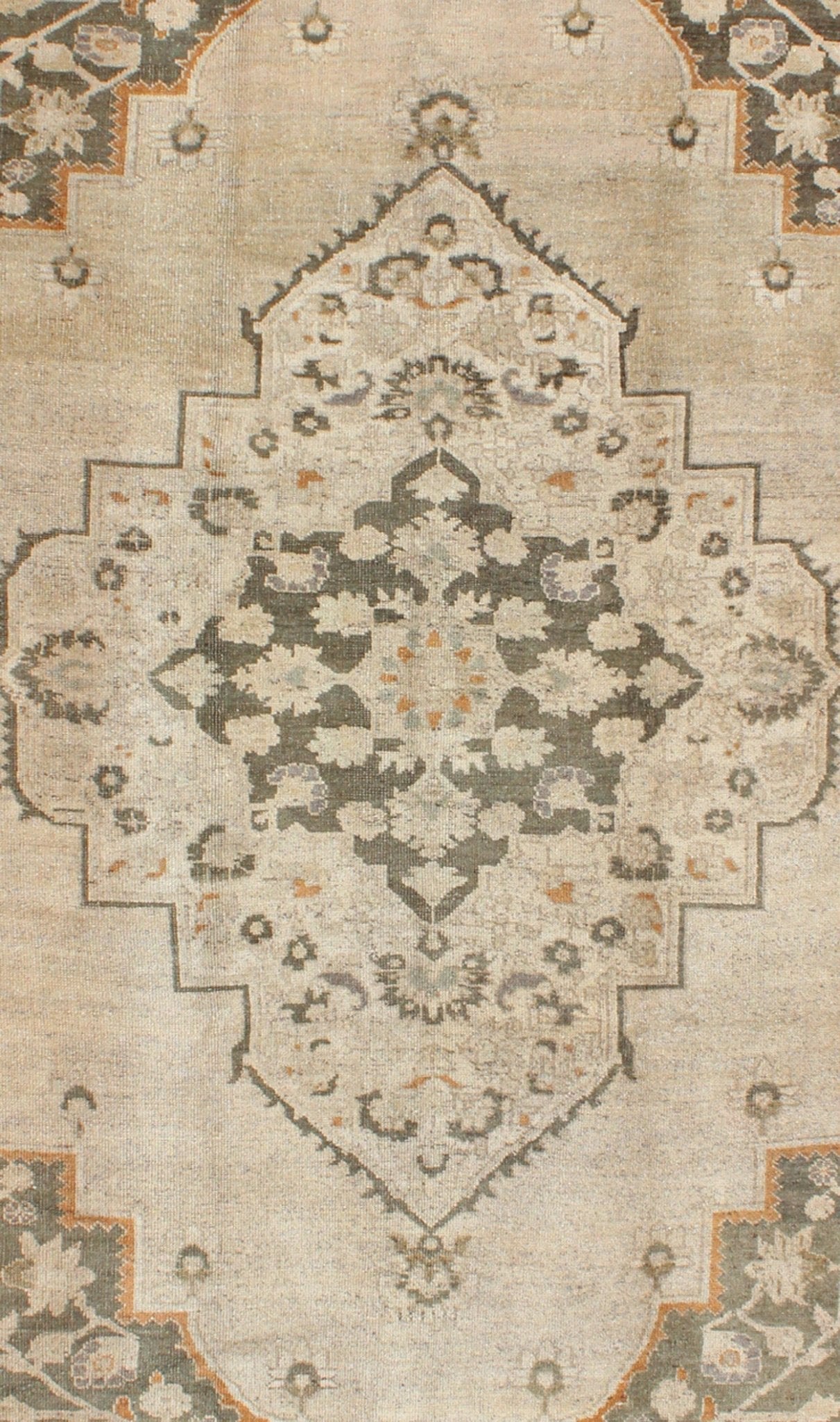 Vintage Turkish Oushak Rug with Floral Medallion Design in Light Tones, in neutrals, light orange and gray green. Keivan Woven Arts/ rug TU - VEY - 136071, country of origin / type: Turkey / Oushak, circa 1940 Measures: 5'5 x 8'6 This strikin... - Keivan Woven ArtsTU - VEY - 136071 - 5116Rug
