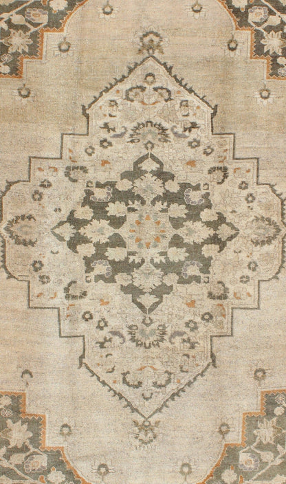 Vintage Turkish Oushak Rug with Floral Medallion Design in Light Tones, in neutrals, light orange and gray green. Keivan Woven Arts/ rug TU - VEY - 136071, country of origin / type: Turkey / Oushak, circa 1940 Measures: 5'5 x 8'6 This strikin... - Keivan Woven ArtsTU - VEY - 136071 - 5116Rug