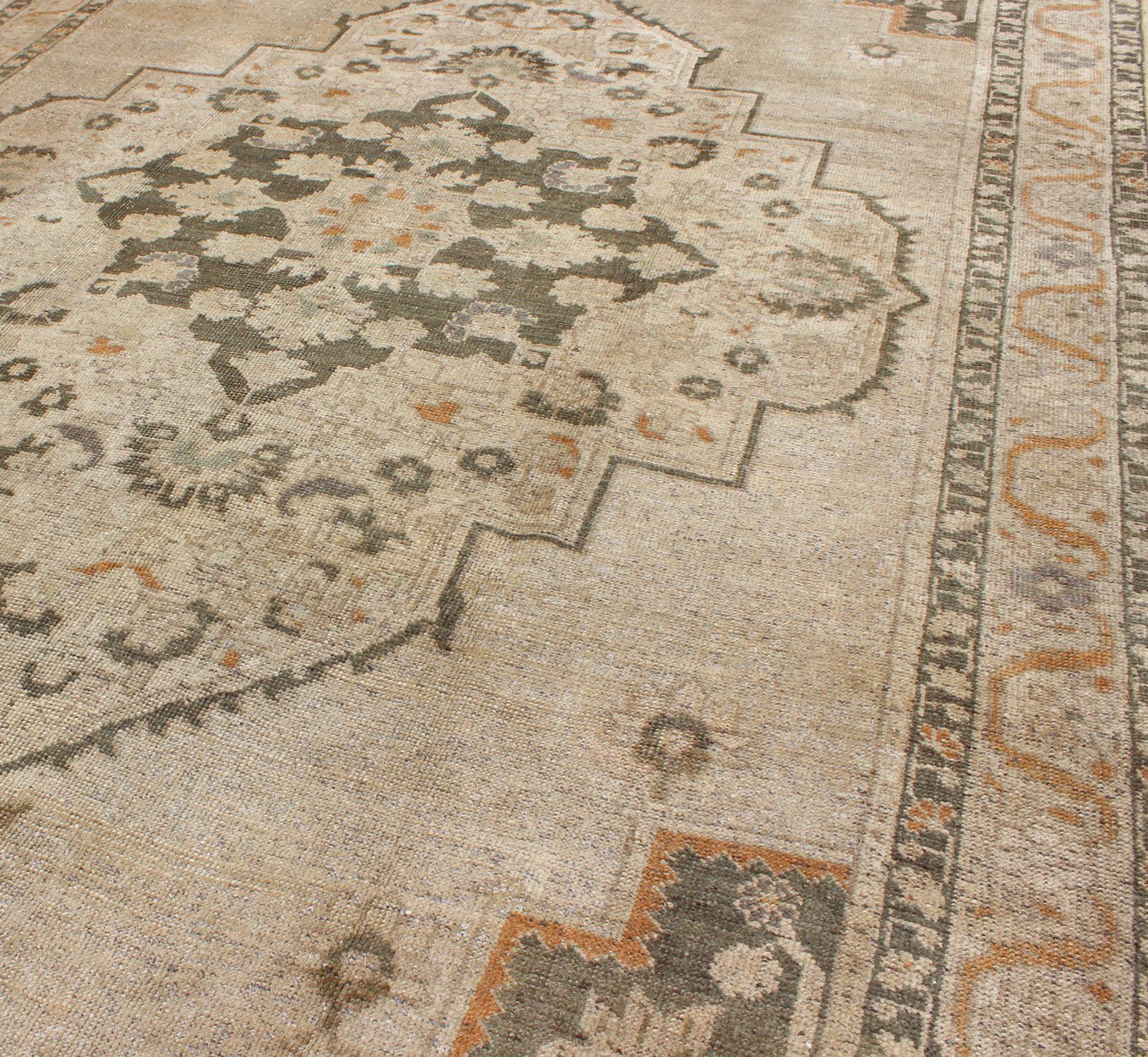 Vintage Turkish Oushak Rug with Floral Medallion Design in Light Tones, in neutrals, light orange and gray green. Keivan Woven Arts/ rug TU - VEY - 136071, country of origin / type: Turkey / Oushak, circa 1940 Measures: 5'5 x 8'6 This strikin... - Keivan Woven ArtsTU - VEY - 136071 - 5116Rug