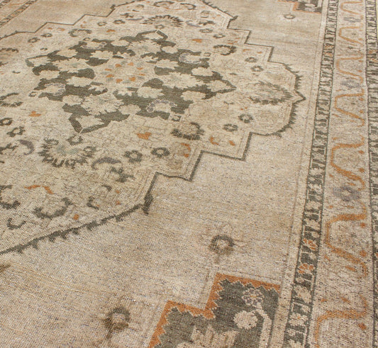 Vintage Turkish Oushak Rug with Floral Medallion Design in Light Tones, in neutrals, light orange and gray green. Keivan Woven Arts/ rug TU - VEY - 136071, country of origin / type: Turkey / Oushak, circa 1940 Measures: 5'5 x 8'6 This strikin... - Keivan Woven ArtsTU - VEY - 136071 - 5116Rug