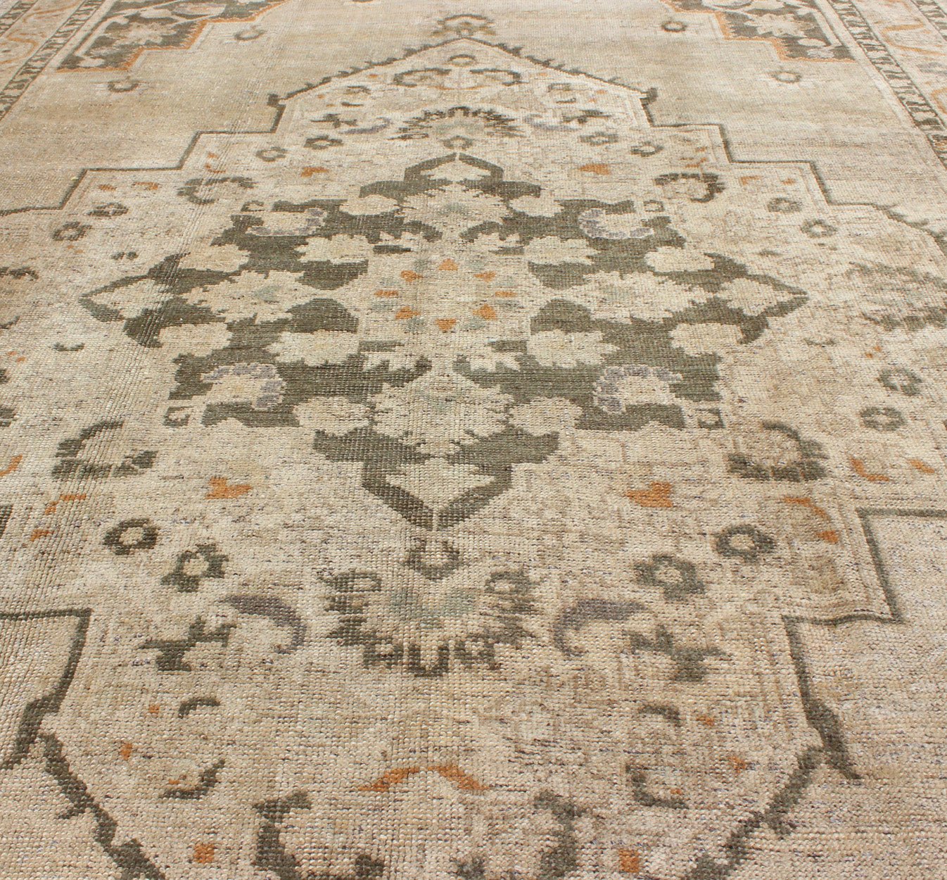 Vintage Turkish Oushak Rug with Floral Medallion Design in Light Tones, in neutrals, light orange and gray green. Keivan Woven Arts/ rug TU - VEY - 136071, country of origin / type: Turkey / Oushak, circa 1940 Measures: 5'5 x 8'6 This strikin... - Keivan Woven ArtsTU - VEY - 136071 - 5116Rug