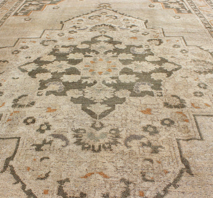 Vintage Turkish Oushak Rug with Floral Medallion Design in Light Tones, in neutrals, light orange and gray green. Keivan Woven Arts/ rug TU - VEY - 136071, country of origin / type: Turkey / Oushak, circa 1940 Measures: 5'5 x 8'6 This strikin... - Keivan Woven ArtsTU - VEY - 136071 - 5116Rug