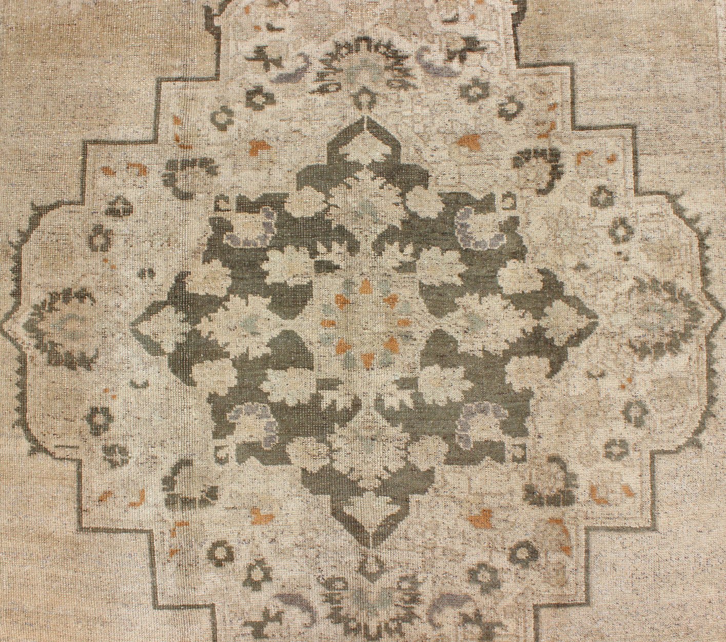 Vintage Turkish Oushak Rug with Floral Medallion Design in Light Tones, in neutrals, light orange and gray green. Keivan Woven Arts/ rug TU - VEY - 136071, country of origin / type: Turkey / Oushak, circa 1940 Measures: 5'5 x 8'6 This strikin... - Keivan Woven ArtsTU - VEY - 136071 - 5116Rug