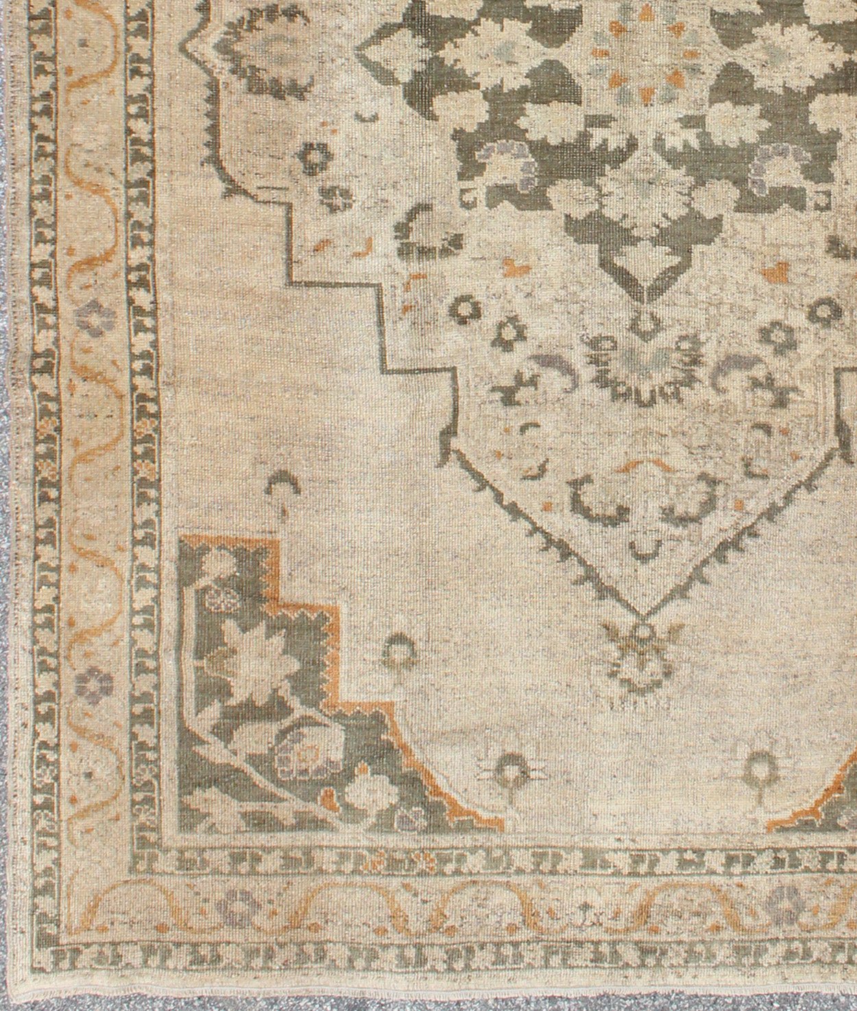 Vintage Turkish Oushak Rug with Floral Medallion Design in Light Tones, in neutrals, light orange and gray green. Keivan Woven Arts/ rug TU - VEY - 136071, country of origin / type: Turkey / Oushak, circa 1940 Measures: 5'5 x 8'6 This strikin... - Keivan Woven ArtsTU - VEY - 136071 - 5116Rug