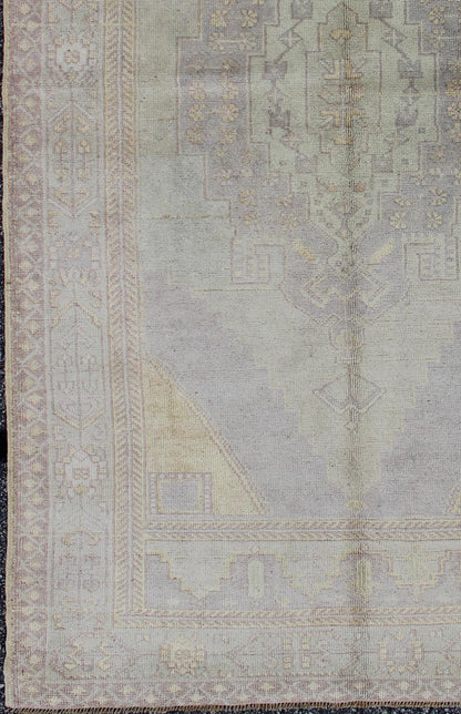 Geometric medallion design Oushak rug vintage from Turkey in muted tones, rug tu - vey - 3475, country of origin / type: Turkey / Oushak, circa 1940. This striking vintage Turkish Oushak rug bears a cream body that is highlighted by a dazzling medal... - Keivan Woven ArtsTU - VEY - 3475 - 6943Rug