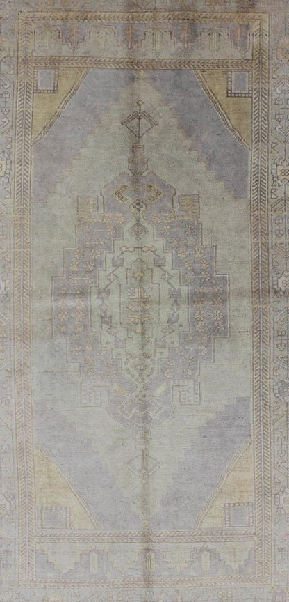 Geometric medallion design Oushak rug vintage from Turkey in muted tones, rug tu - vey - 3475, country of origin / type: Turkey / Oushak, circa 1940. This striking vintage Turkish Oushak rug bears a cream body that is highlighted by a dazzling medal... - Keivan Woven ArtsTU - VEY - 3475 - 6943Rug