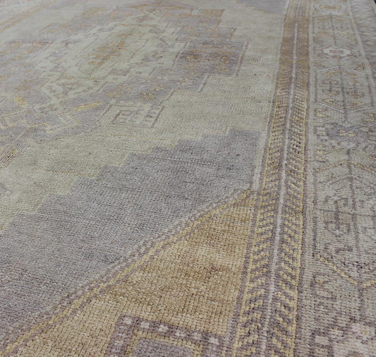 Geometric medallion design Oushak rug vintage from Turkey in muted tones, rug tu - vey - 3475, country of origin / type: Turkey / Oushak, circa 1940. This striking vintage Turkish Oushak rug bears a cream body that is highlighted by a dazzling medal... - Keivan Woven ArtsTU - VEY - 3475 - 6943