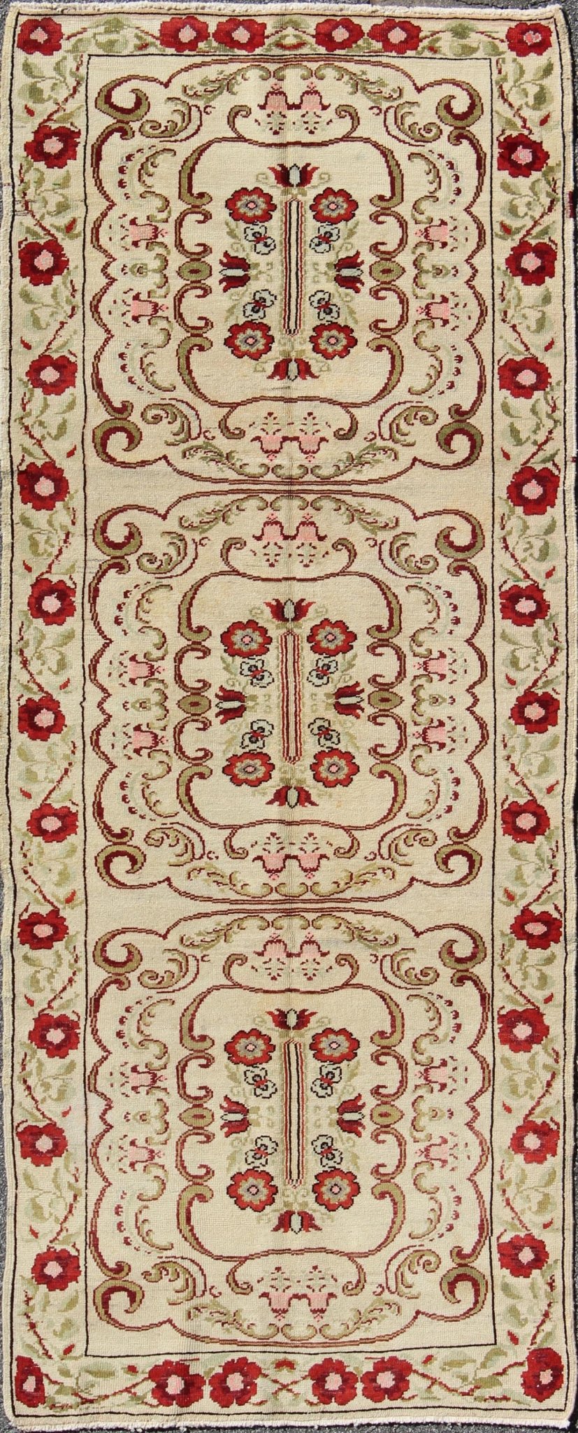 Vintage Turkish Runner with Floral Deco Design in Cream and Red and Green. Vintage Turkish Oushak Gallery Runner in Art Deco design and floral pattern. Keivan Woven Arts / rug TU - YUN - 136072, Turkey / Oushak, circa mid - 20th Century. This b... - Keivan Woven ArtsTU - YUN - 136072 - 5126Rug