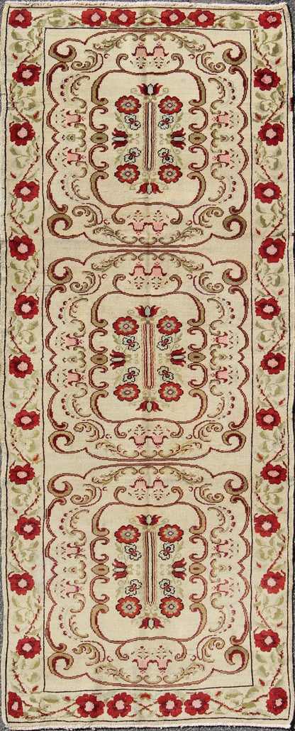 Vintage Turkish Runner with Floral Deco Design in Cream and Red and Green. Vintage Turkish Oushak Gallery Runner in Art Deco design and floral pattern. Keivan Woven Arts / rug TU - YUN - 136072, Turkey / Oushak, circa mid - 20th Century. This b... - Keivan Woven ArtsTU - YUN - 136072 - 5126Rug