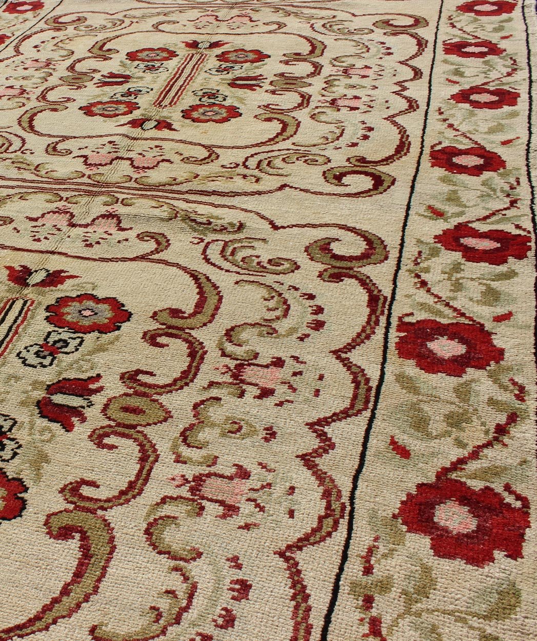 Vintage Turkish Runner with Floral Deco Design in Cream and Red and Green. Vintage Turkish Oushak Gallery Runner in Art Deco design and floral pattern. Keivan Woven Arts / rug TU - YUN - 136072, Turkey / Oushak, circa mid - 20th Century. This b... - Keivan Woven ArtsTU - YUN - 136072 - 5126Rug