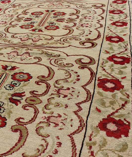 Vintage Turkish Runner with Floral Deco Design in Cream and Red and Green. Vintage Turkish Oushak Gallery Runner in Art Deco design and floral pattern. Keivan Woven Arts / rug TU - YUN - 136072, Turkey / Oushak, circa mid - 20th Century. This b... - Keivan Woven ArtsTU - YUN - 136072 - 5126Rug
