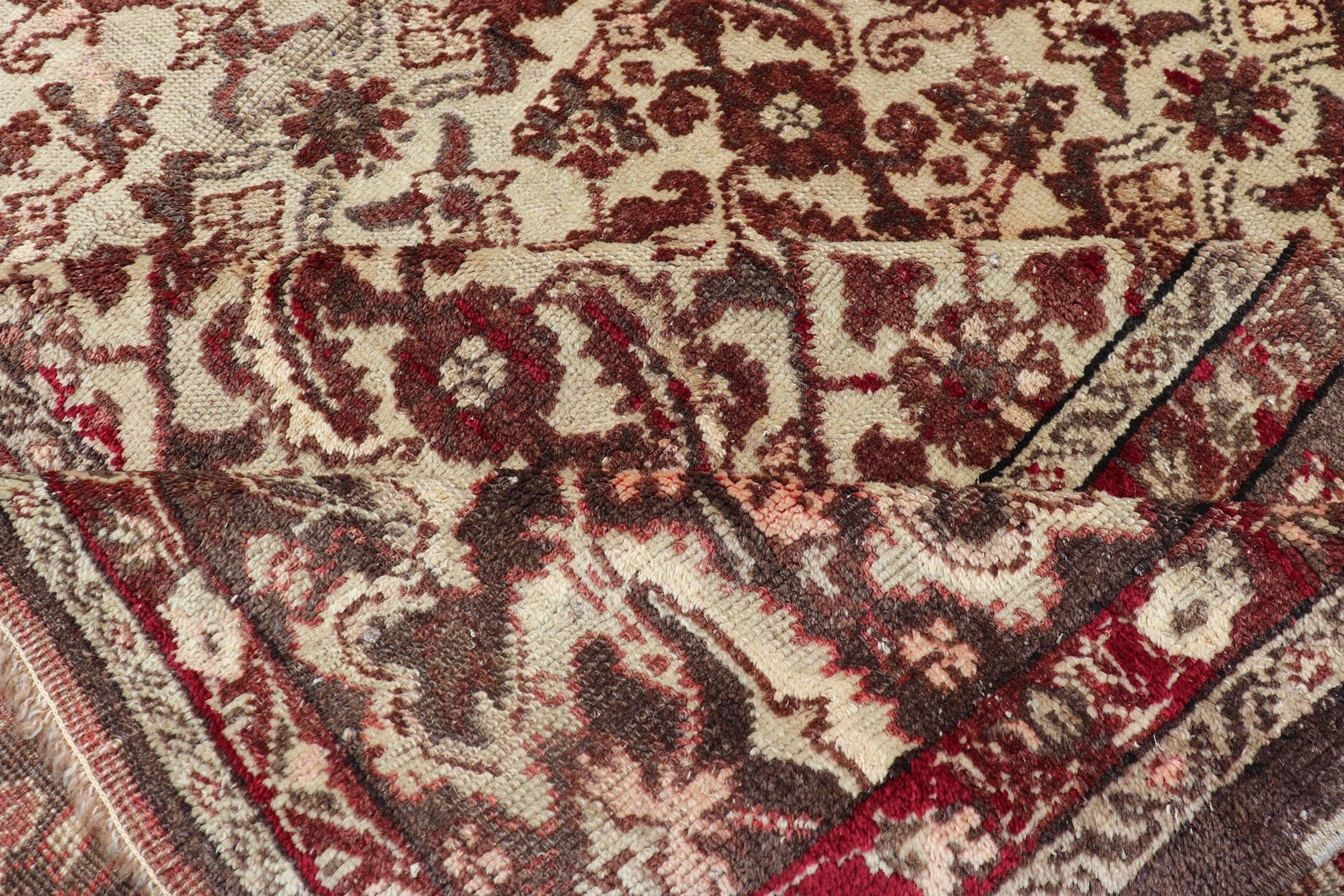 Antique Turkish Sivas Rug with Tan Background and Maroon, Eggplant, Brown Color. Stylized antique Turkish Sivas rug with Ivory background and maroon, Eggplant, Brown Colors rug V21 - 0601, country of origin / type: Turkey / Sivas, circa 1920 S... - Keivan Woven ArtsV21 - 0601 - 16498Rug